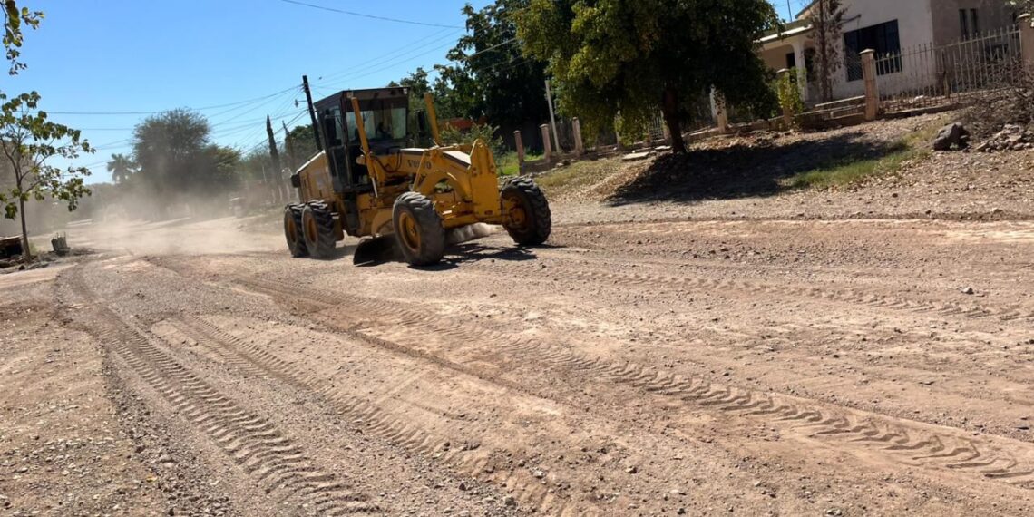 Gobierno de El Fuerte mantiene activo programa de limpieza de carreteras.