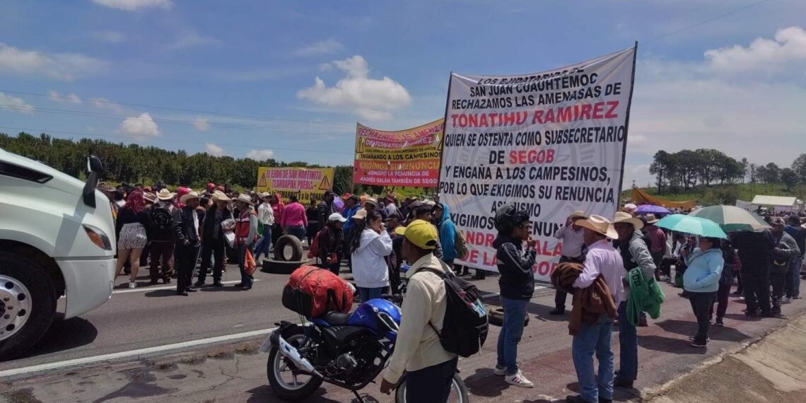 “No vamos a ceder”: AMLO a ejidatarios que mantienen bloqueo en la autopista México-Puebla