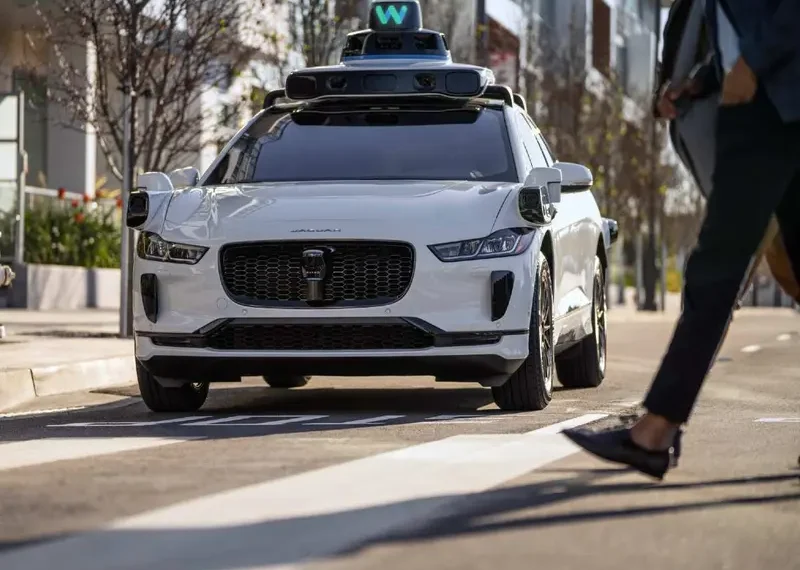 VIDEO: Taxis autónomos de Google molestan a vecinos por bocinazos de madrugada