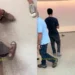 Joven pone su zapato en el piso de un museo y todos creen que es arte conceptual