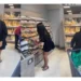 ¡Exhibicionista! Influencer dejaba ‘chones’ usados en supermercados; vídeos causan polémica
