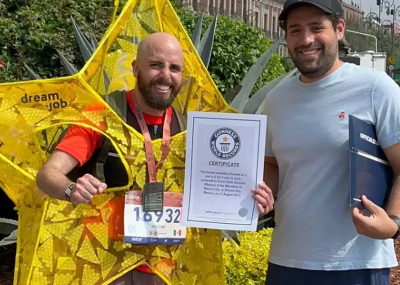 Mexicano rompe Récord Guinness al correr Maratón CDMX 2024 disfrazado de estrella