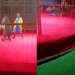 Captan el aterrador momento en el que un oso en patineta ataca a su cuidador en espectáculo