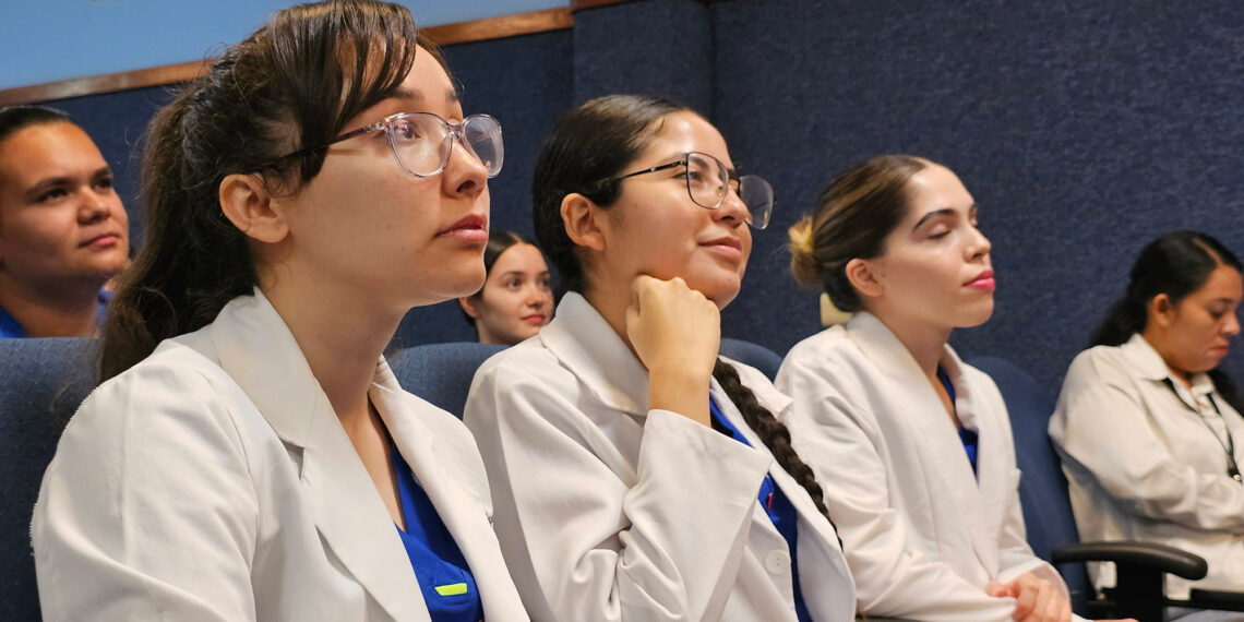 Participa el personal docente y administrativo de la Facultad de Odontología de la UAS en la conferencia “Los ojos no mienten”