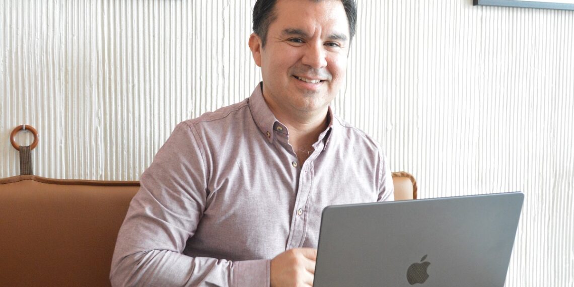 Emiliano Terán, investigador de la Facultad de Ciencias Físico Matemáticas de la UAS, culmina su nueva obra literaria “Reflexiones sobre la miopía”