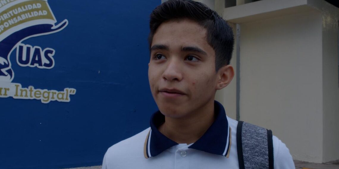 Sarahí y Julián, dos hermanos que comparten el orgullo de iniciar su camino como nuevos estudiantes de la UAS; ella en Arquitectura y él en Bachillerato