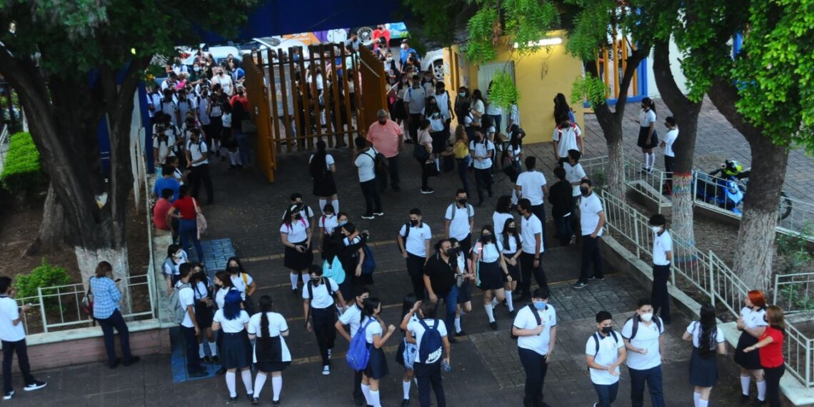 ¡En la UAS entran todos! Cumpliendo con su compromiso social con la cobertura universal, este lunes regresan a las aulas universitarias 62 mil estudiantes de bachillerato y poco más de 80 mil de licenciatura