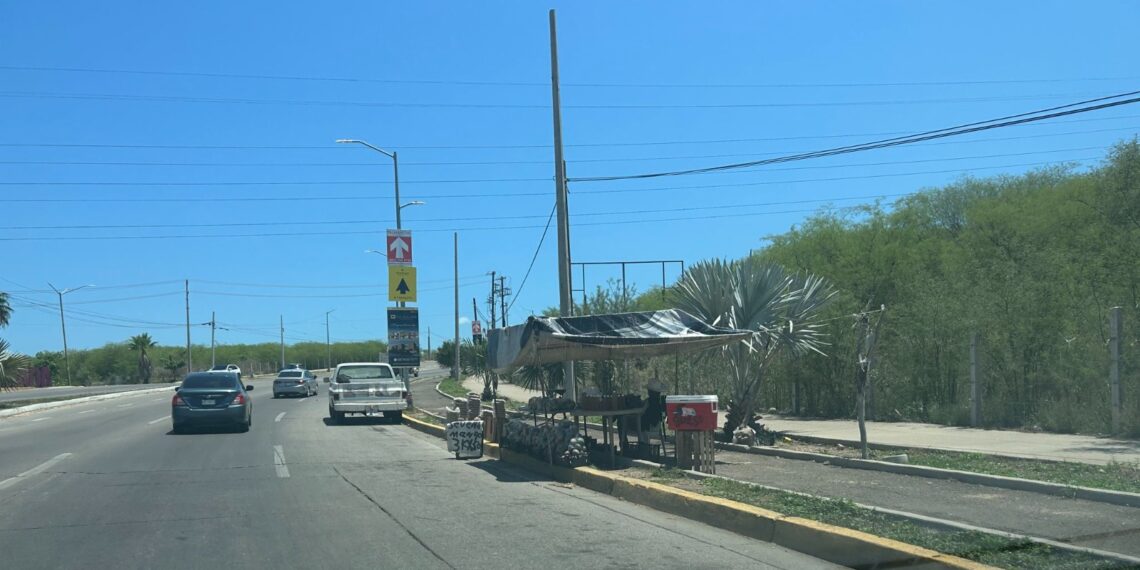 Vendedores ambulantes bloquean banquetas en Hospital General de Culiacán