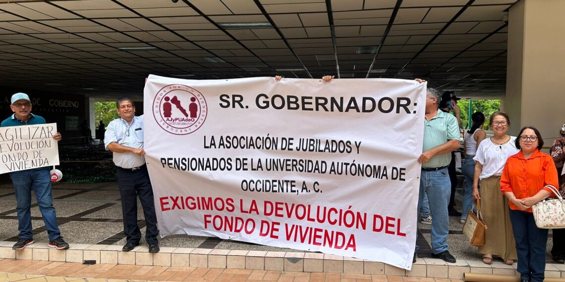 Jubilados de la UAdeO se manifiestan en la Explanada del Palacio de Gobierno en Culiacán – NR | NOTICIAS