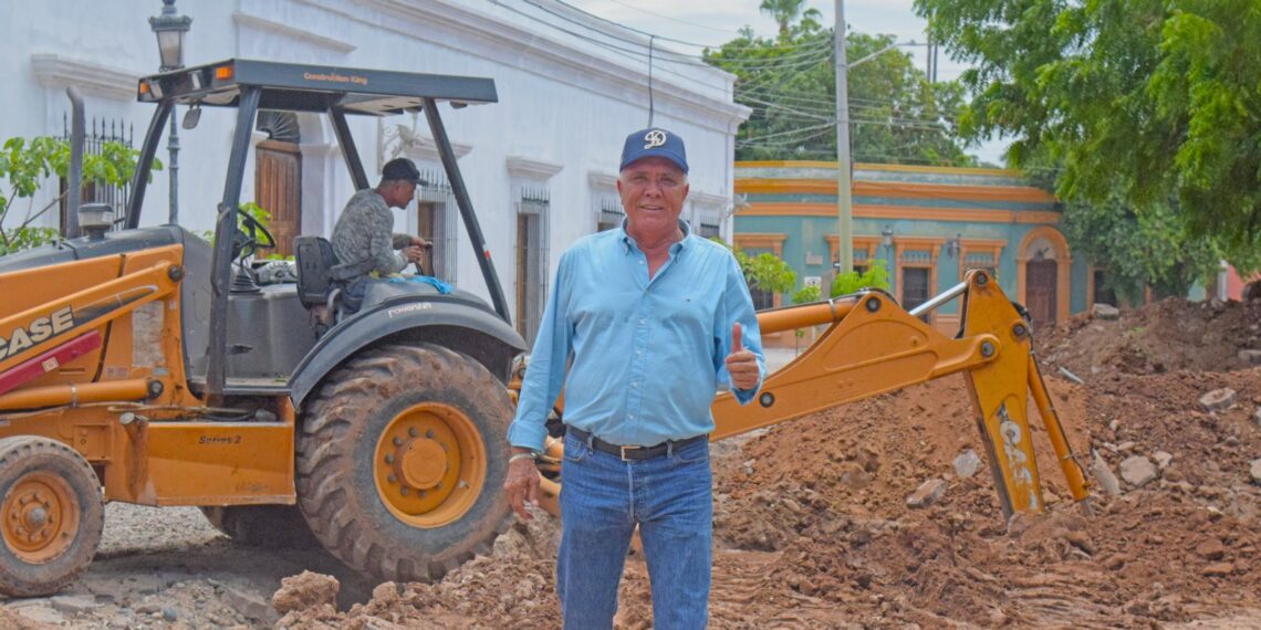 Alcalde Gildardo Leyva supervisa obra de rehabilitación del drenaje sanitario en la calle Cinco de Mayo