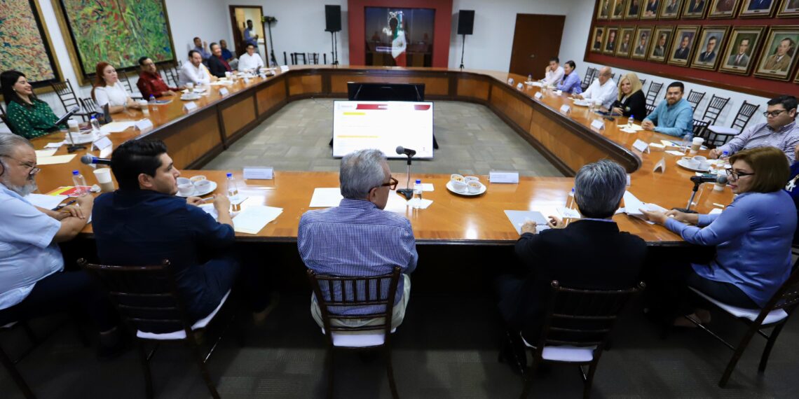 Rocha sostiene reunión con su gabinete previo a su Tercer Informe de Gobierno