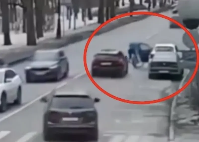 VIDEO: Abre la puerta de su coche y causa que ciclista muera atropellado