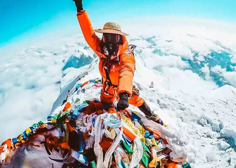 Youtuber francés sin experiencia en alpinismo filma su ascenso al Everest