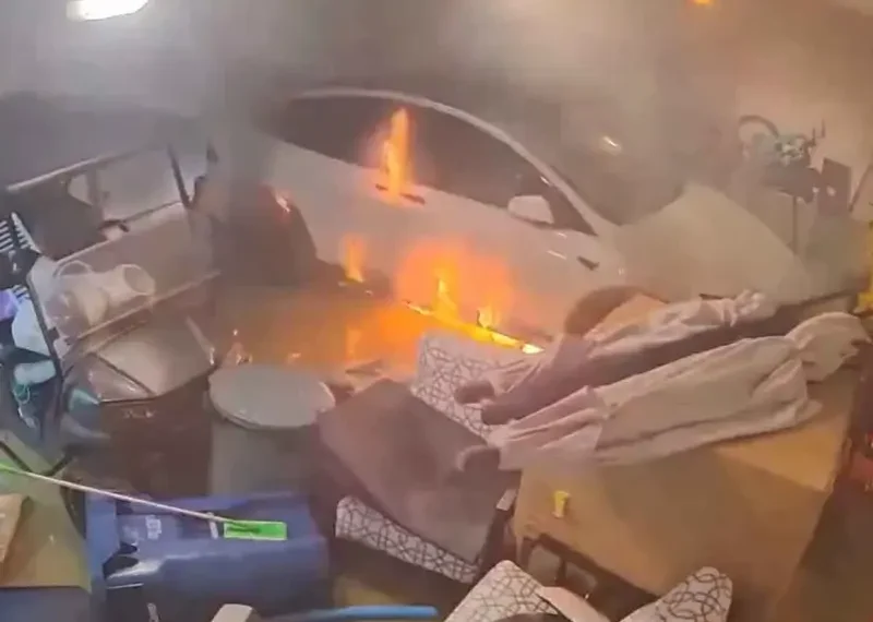 Tesla estalla en llamas en garaje inundado de Florida tras paso del huracán Helene