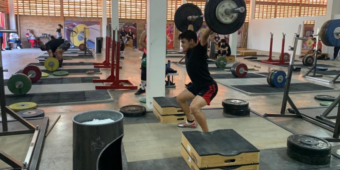 Invita la UAS a estudiantes y jóvenes en general a integrarse a su equipo de levantamiento de pesas, a cargo de Jorge Huie Moulinet