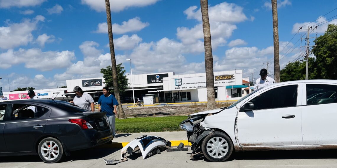 Choque en Los Mochis solo deja daños materiales