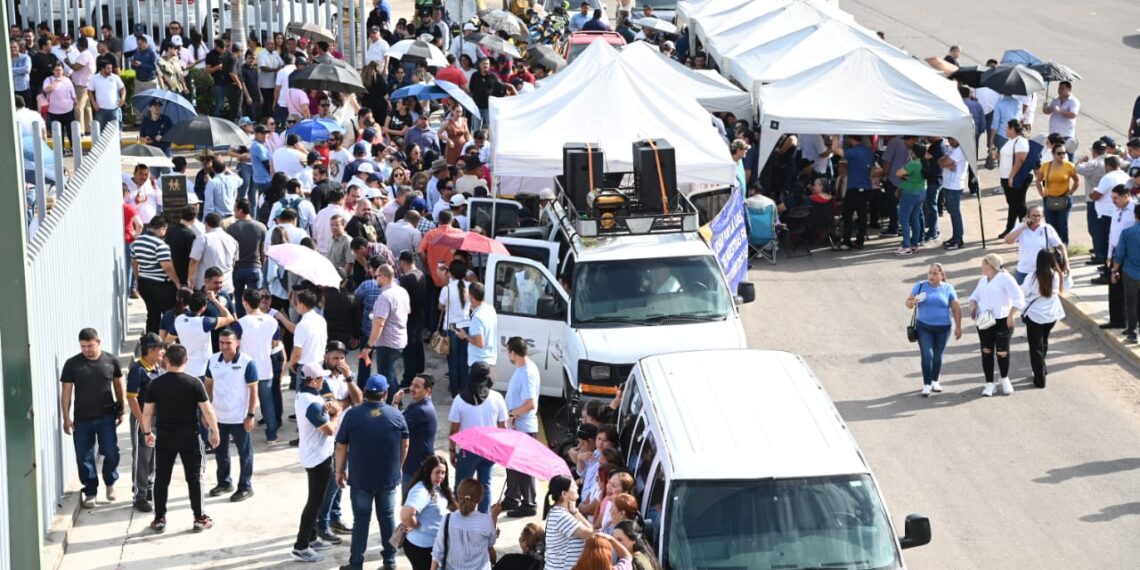 Los universitarios se mantienen en pie de lucha en el Congreso del Estado a pesar de que los diputados prorrogaron por tiempo indefinido su intentona de aprobar reformas a la Ley Orgánica de la UAS