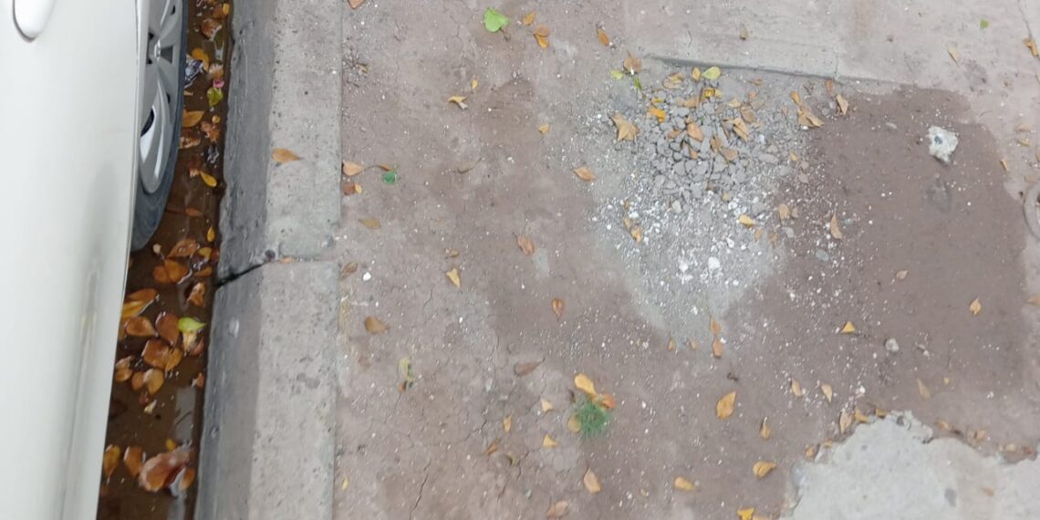 ¡Más de dos años sin arreglar! Denuncian acera dañada por Japama en Arboledas – NR | NOTICIAS