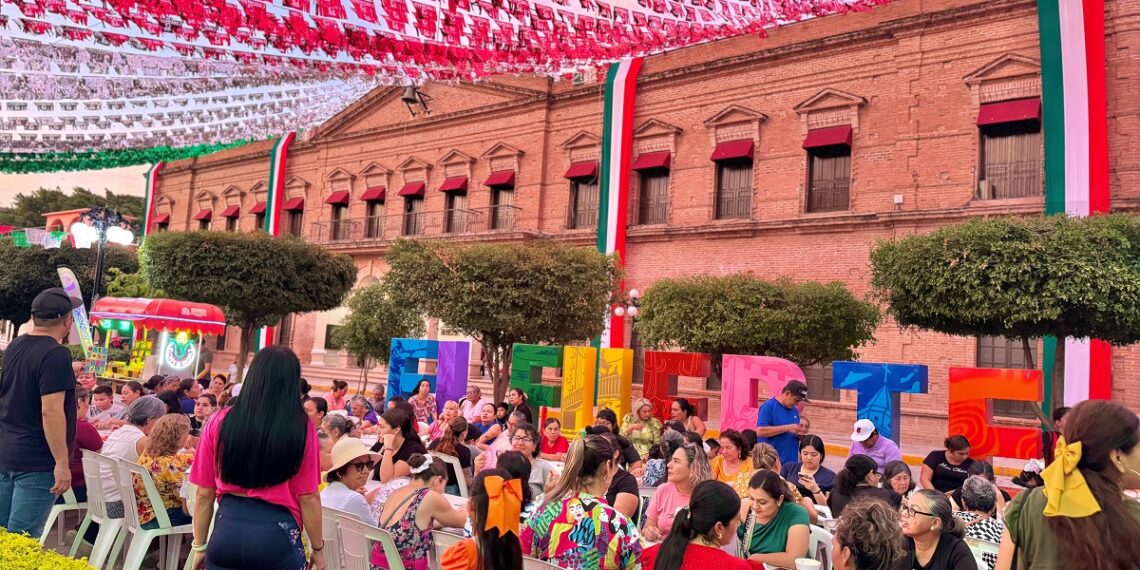 Gobierno de El Fuerte realiza tarde de Juegos Tradicionales y Lotería Patria como parte de La Fiesta de México.