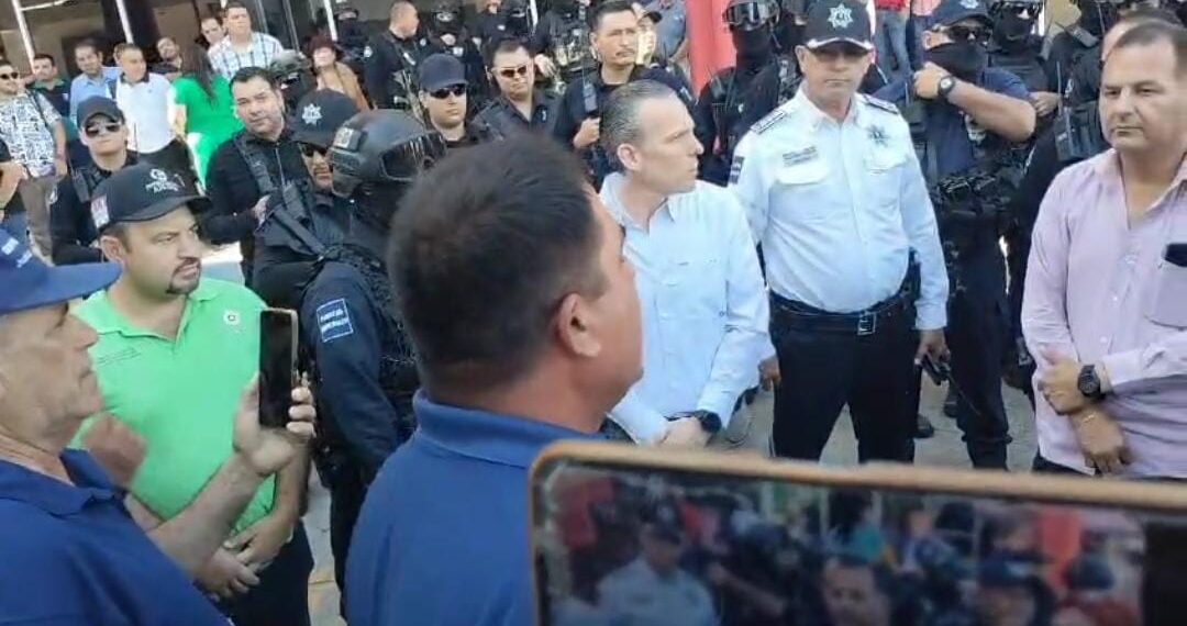 ¡Fuera de control! Zafarrancho en la explanada de Palacio Municipal – NR | NOTICIAS