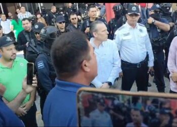 ¡Fuera de control! Zafarrancho en la explanada de Palacio Municipal – NR | NOTICIAS