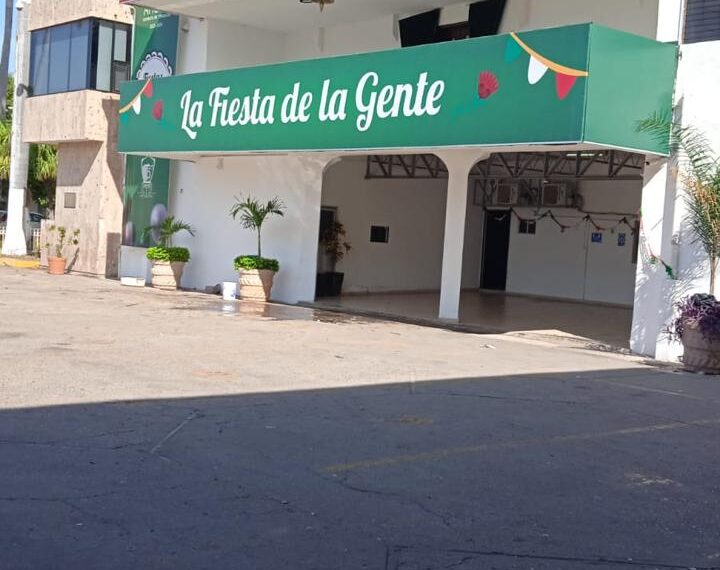 Policías jubilados levantan plantón en Palacio municipal; Ayuntamiento establece mesa de diálogo