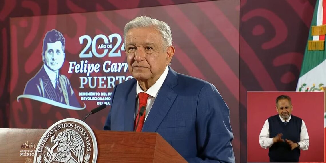 AMLO promete no actuar contra la persona que le arrojó una botella de agua