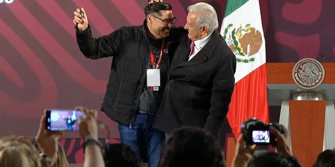 AMLO rifa un reloj entre reporteros que acudieron a la ‘mañanera’