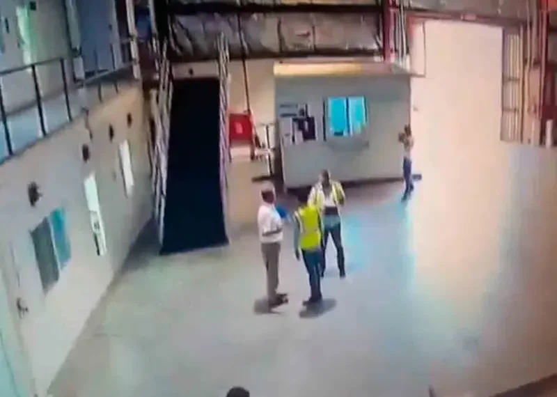 Despiden a hombre del trabajo y regresa a matar al jefe; así quedó grabado