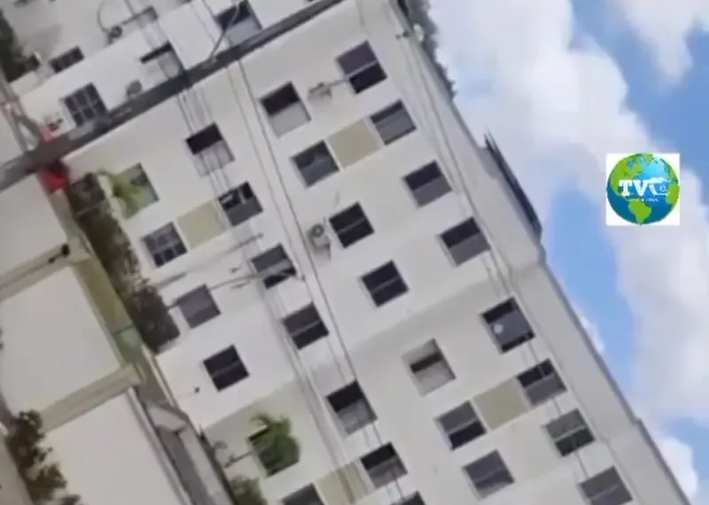 Policía descubre a su esposa con amante, le dispara y lo lanza vivo por la ventana