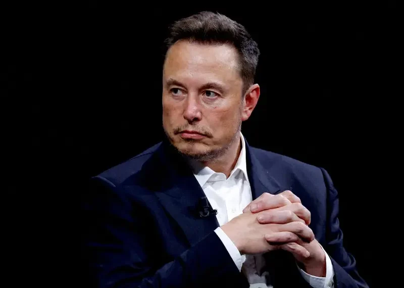 Tesla se desploma en la Bolsa tras presentar el Cybercab, su robotaxi sin volante