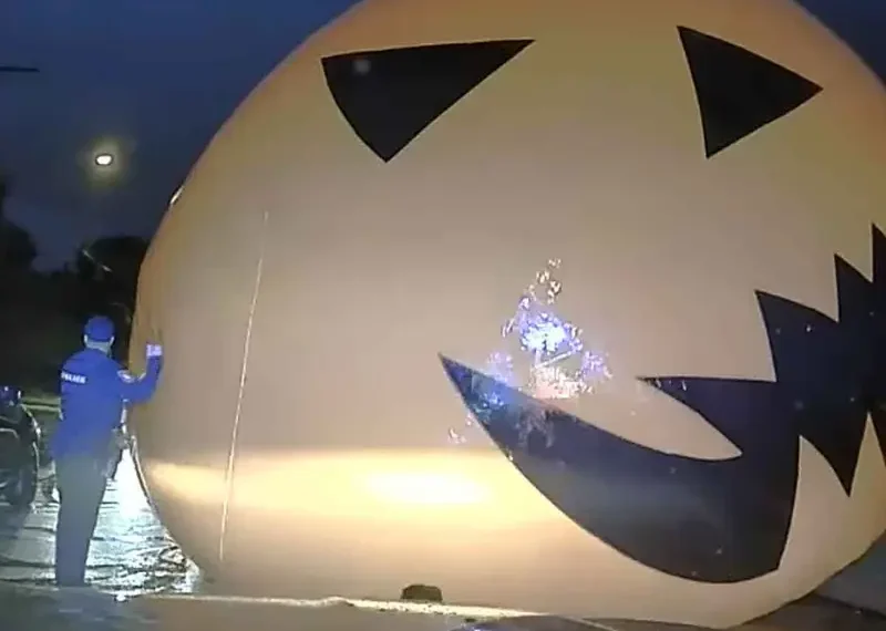 Colosal calabaza de Halloween ‘devora’ a policías; así quedo registrado