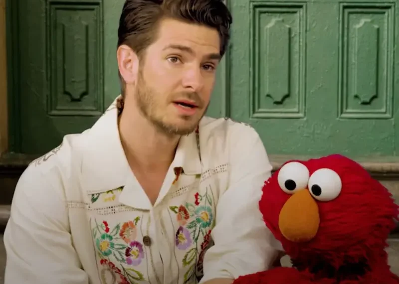 Video: Andrew Garfield habló con Elmo sobre la muerte de su mamá: “la extraño”