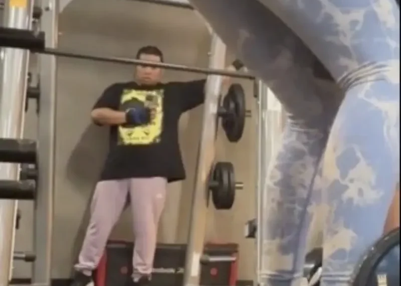 VIDEO: Lo cachan en gimnasio Smart Fit sacando fotos a mujer ‘muy disimulado’