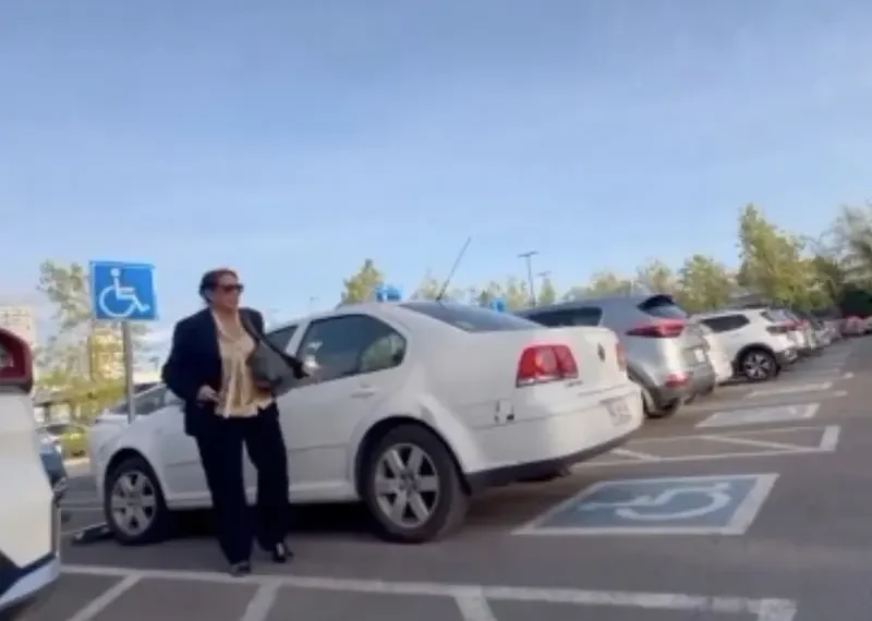 VIDEO: Surge #LadyTacón en Costco por estacionarse en lugar para discapacitados