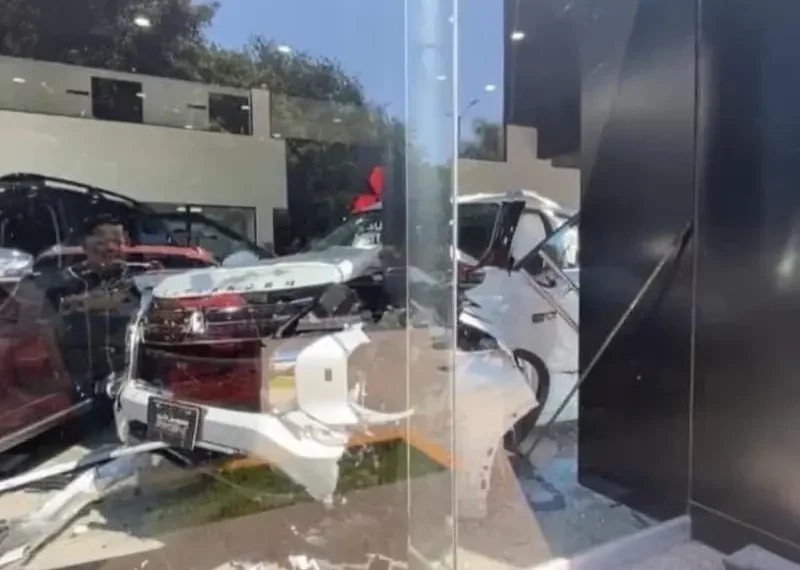 Mujer probaba una camioneta nueva y la destroza sin salir de la agencia