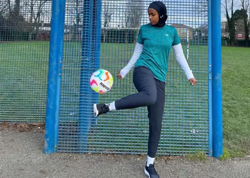 Árbitro le impidió jugar por no llevar short; la FA reacciona