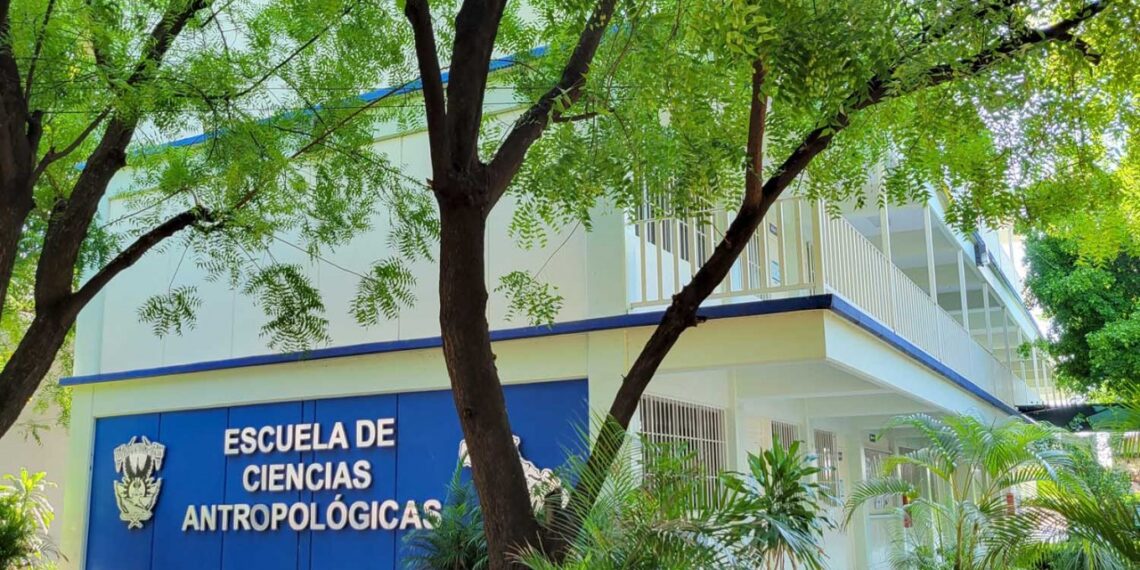 En busca de visibilizar autoras femeninas, brindan a estudiantes el taller Mujeres Escritoras en la Escuela de Ciencias Antropológicas de la UAS