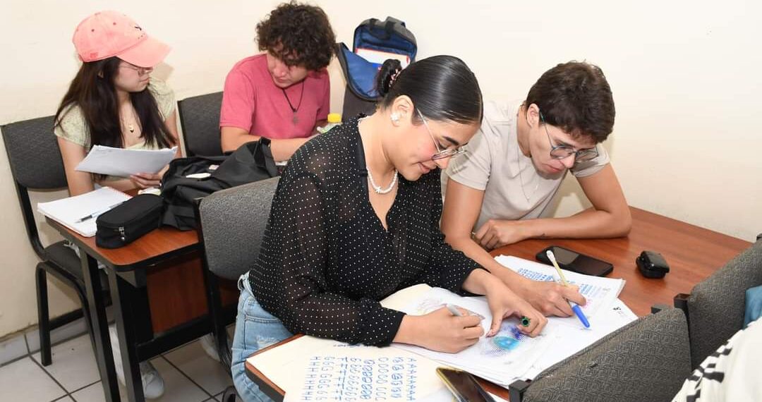 Acreditan por su calidad académica las Licenciaturas en Ciencias de la Comunicación y Comercio Internacional de la FACISO Mazatlán
