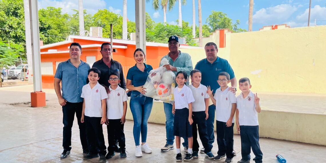 Entrega Gildardo Leyva paquete de obras educativas en el municipio de El Fuerte