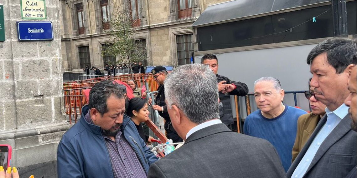 Entrega UAS al personal de la Presidencia de la República documento donde se solicita el apoyo a Claudia Sheinbaum para el diálogo y la pronta reconciliación en el conflicto con el Gobierno del Estado