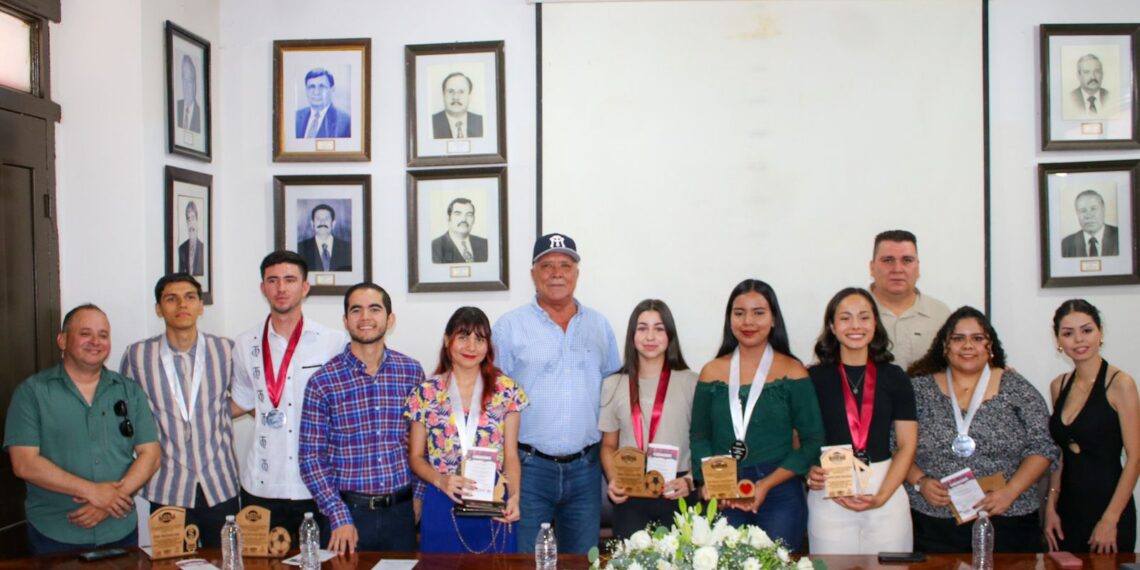 Premio Juvenil 2024: Reconocimiento a la Juventud Destacada de El Fuerte