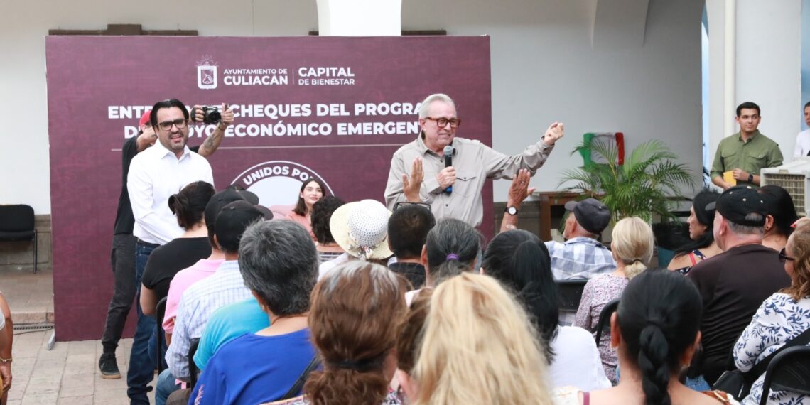 Rocha Moya hace entrega de cheques del Programa de Apoyo Económico Emergente a comerciantes de Culiacán