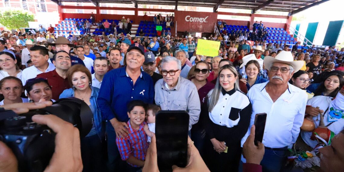 Rocha entrega 2 mil 864 títulos de propiedad en los municipios de Choix y El Fuerte