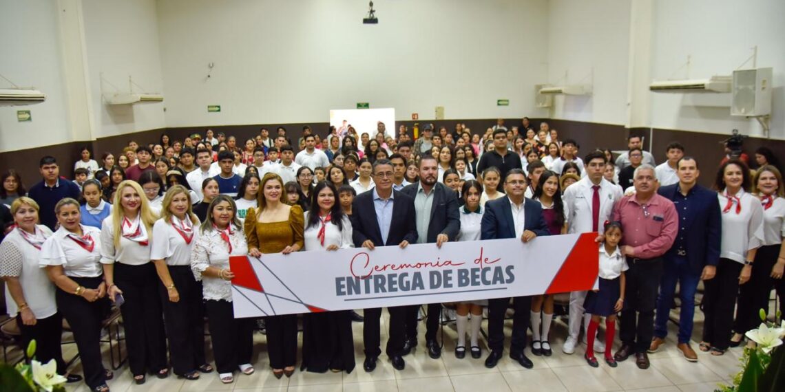 Más de 350 estudiantes de excelencia reciben beca económica del Ayuntamiento y el PPEA
