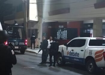Balean instalaciones del periódico El Debate en Culiacán