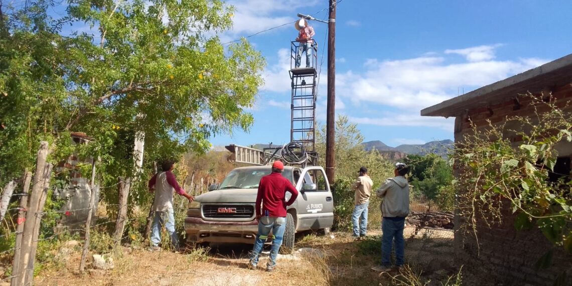 Gobierno de El Fuerte instala luminarias en comunidades y la cabecera municipal