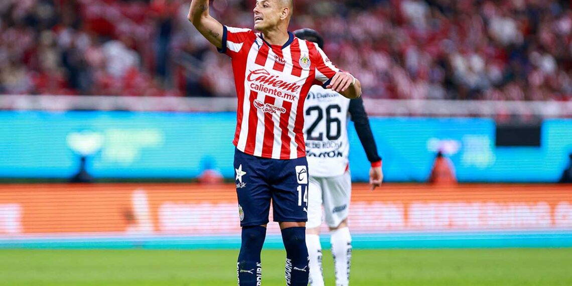 ‘Chicharito’ Hernández vuelve a ser titular con Chivas
