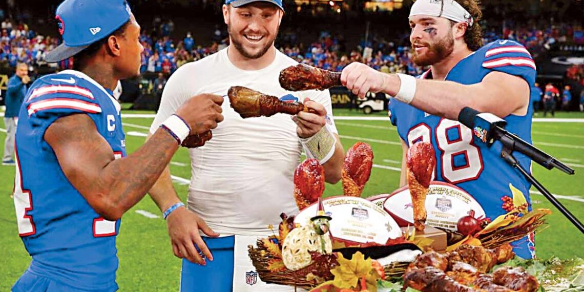 Plato lleno de futbol americano; un ritual en la mesa y en la Tv