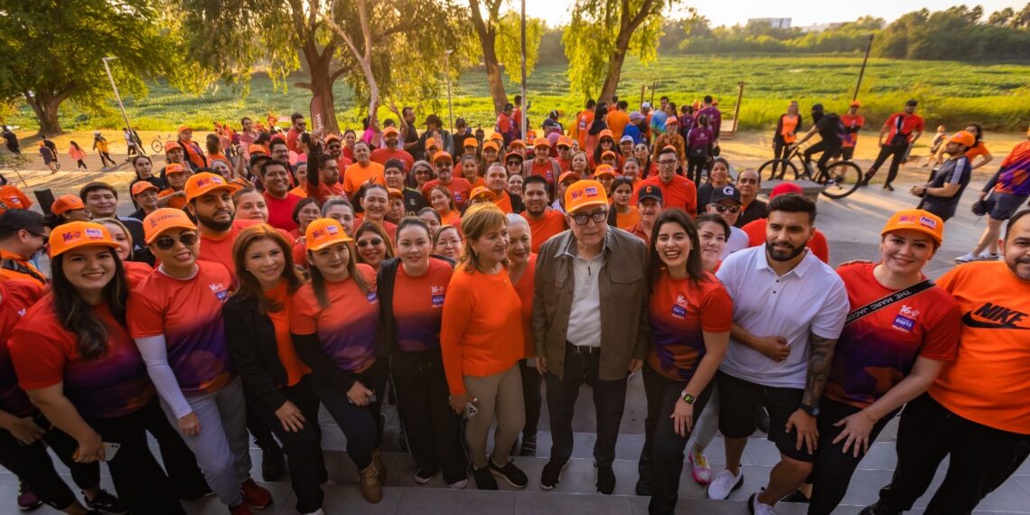 Rocha Moya da el banderazo inicial de La Caminata Naranja